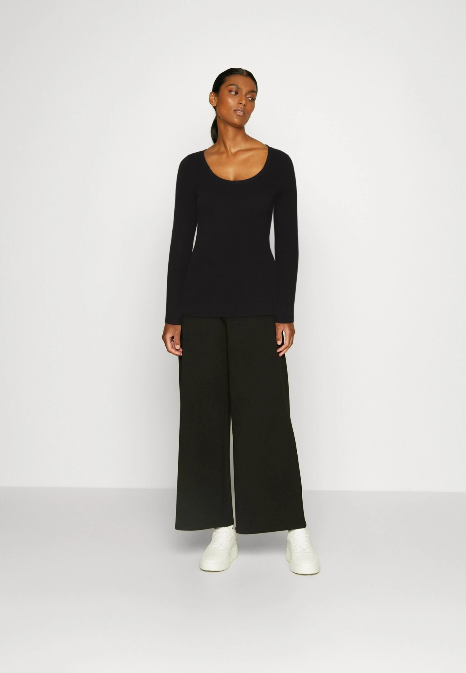 Button Detail - Trui -Black